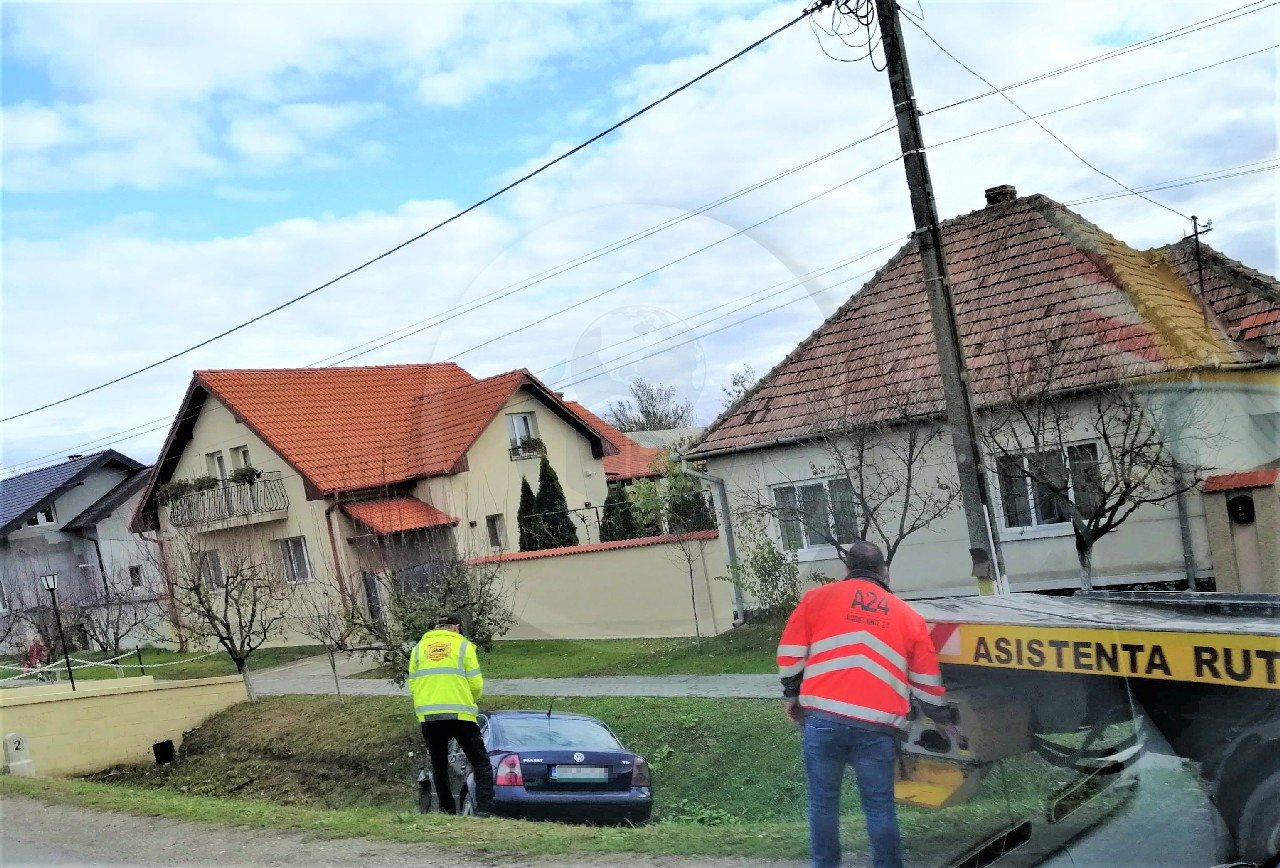 Un șofer a ajuns cu mașina în șanț, iar o șoferiță a fost rănită, pe DN 19