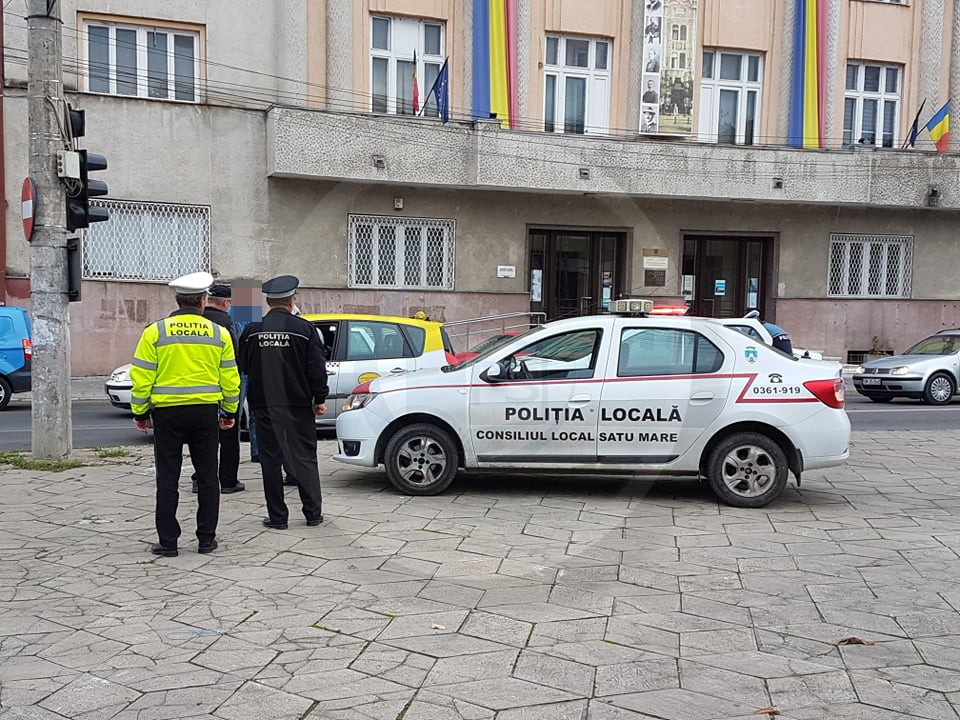 FOTO/VIDEO. Un TIR a acroșat o mașină de școală, în centrul Sătmarului
