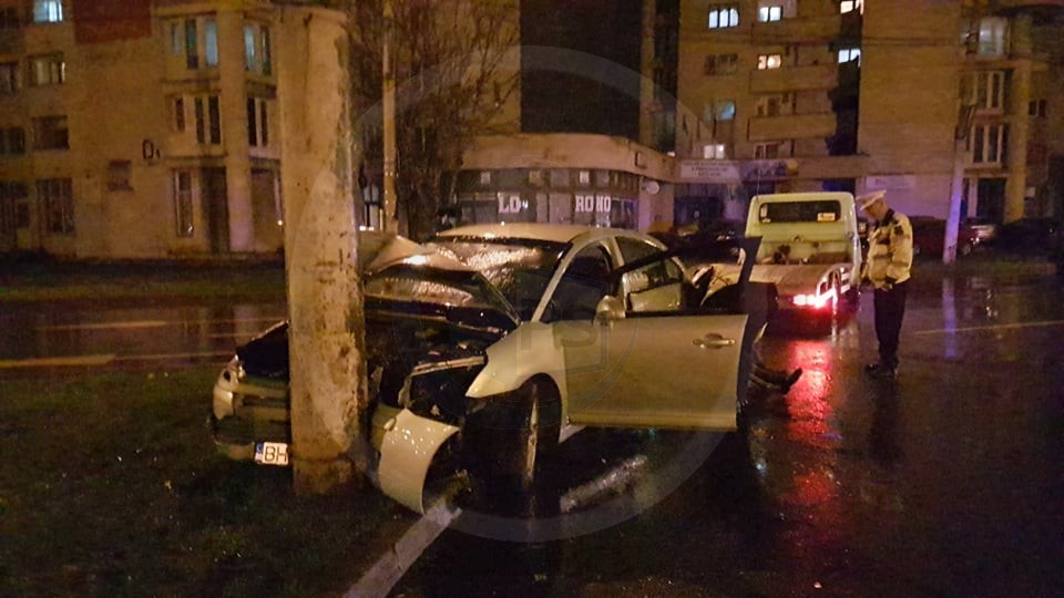 FOTO/VIDEO. Accident în Satu Mare. Cu alcoolemie uriașă, șoferul s-a oprit într-un stâlp
