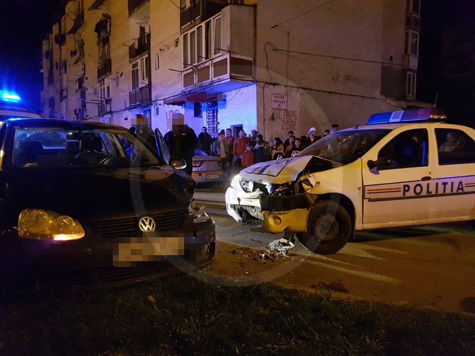 FOTO/VIDEO. Coliziune frontală cu mașina de poliție. Un jandarm a fost rănit