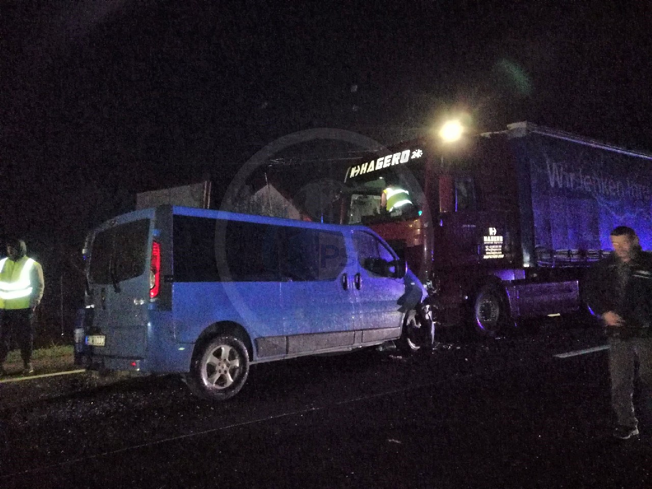 FOTO/VIDEO. Accident în lanț lângă Petea. Două mașini și două TIR-uri avariate