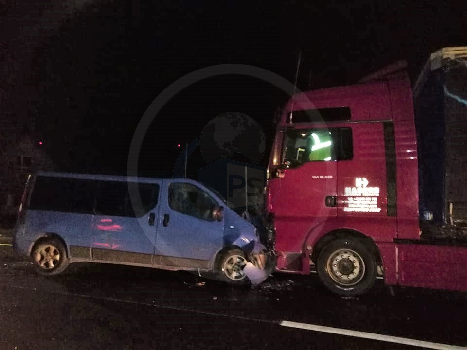 FOTO/VIDEO. Accident frontal între un microbuz și un TIR, spre Petea!