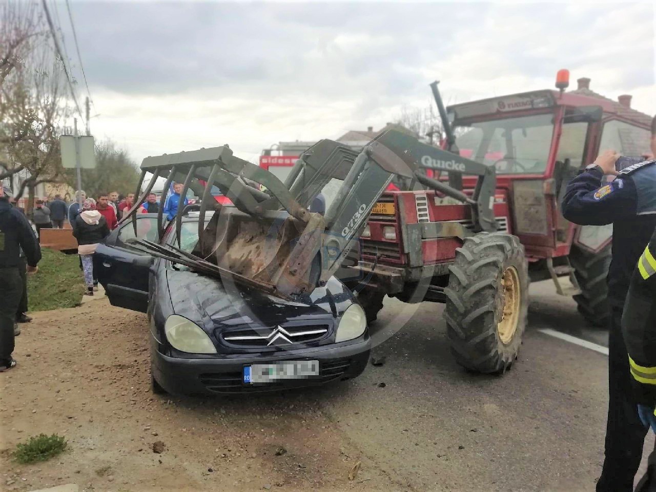 FOTOGALERIE. Accident grav, cu victime, în județ. Impact între un tractor și o mașină