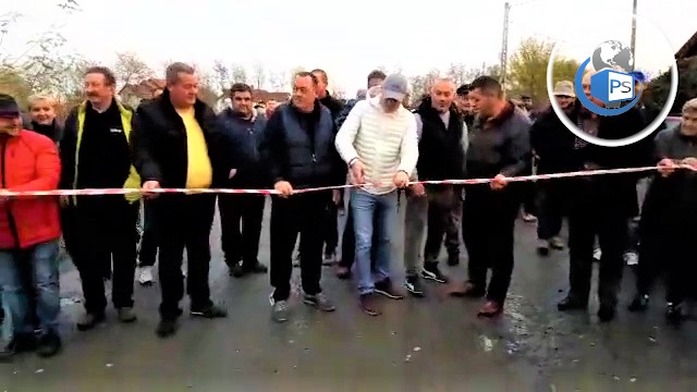VIDEO. Oficialii, luați peste picior. Protestatarii au tăiat panglica la drumul plin cu gropi