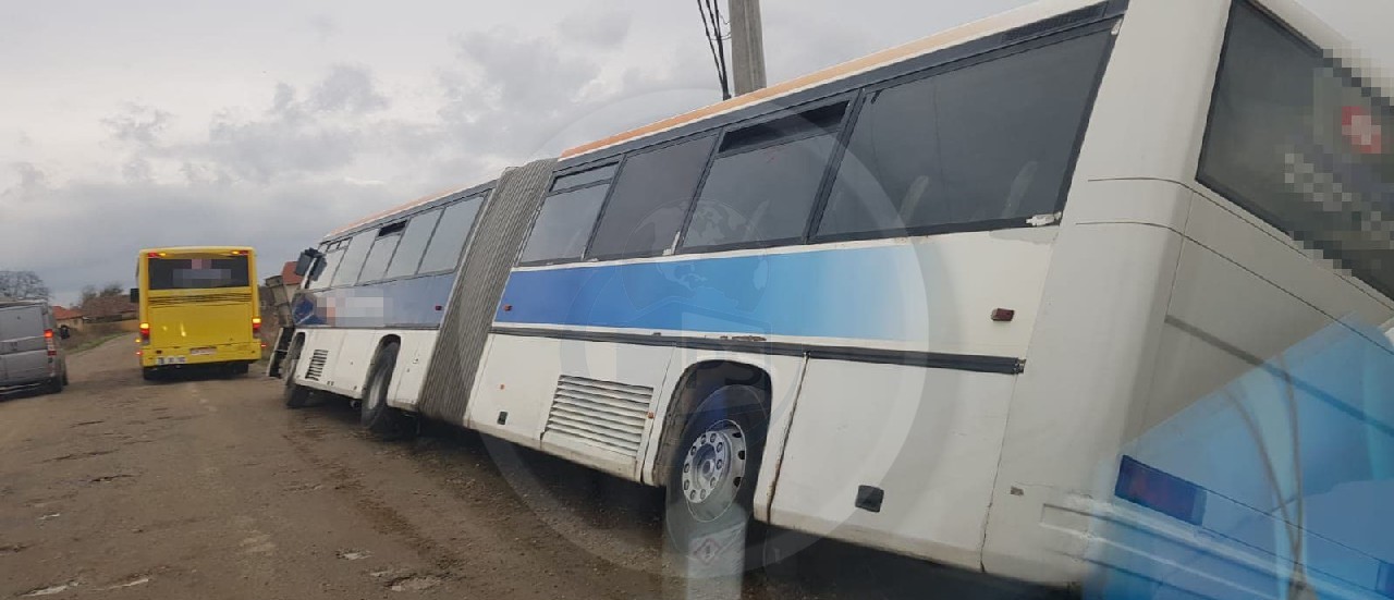 FOTO. Accident aproape de Medieș. Un autocar în care erau copii a ajuns în șanț