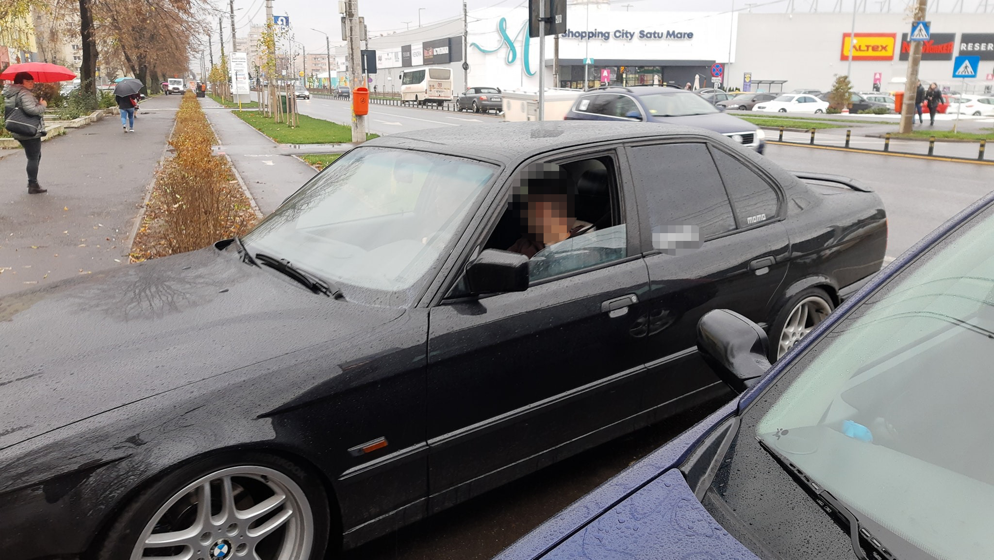 FOTO. Tânăr acuzat că făcea drift-uri în sensul giratoriu de pe Careiului, în plină zi