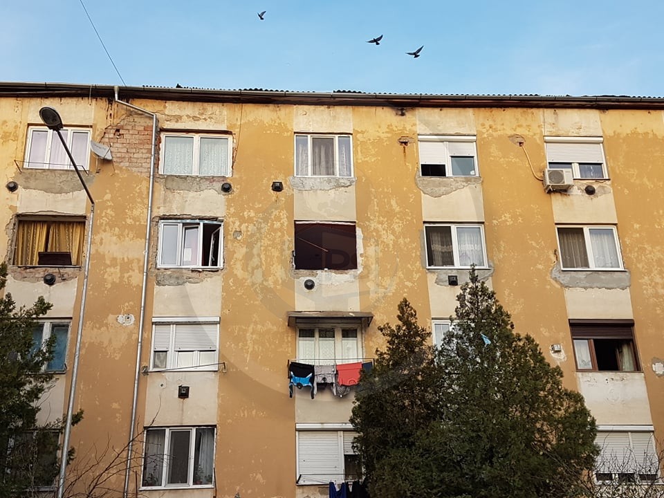 FOTO. REVOLTĂTOR. Zeci de persoane îngheață în blocul care a explodat din Satu Mare