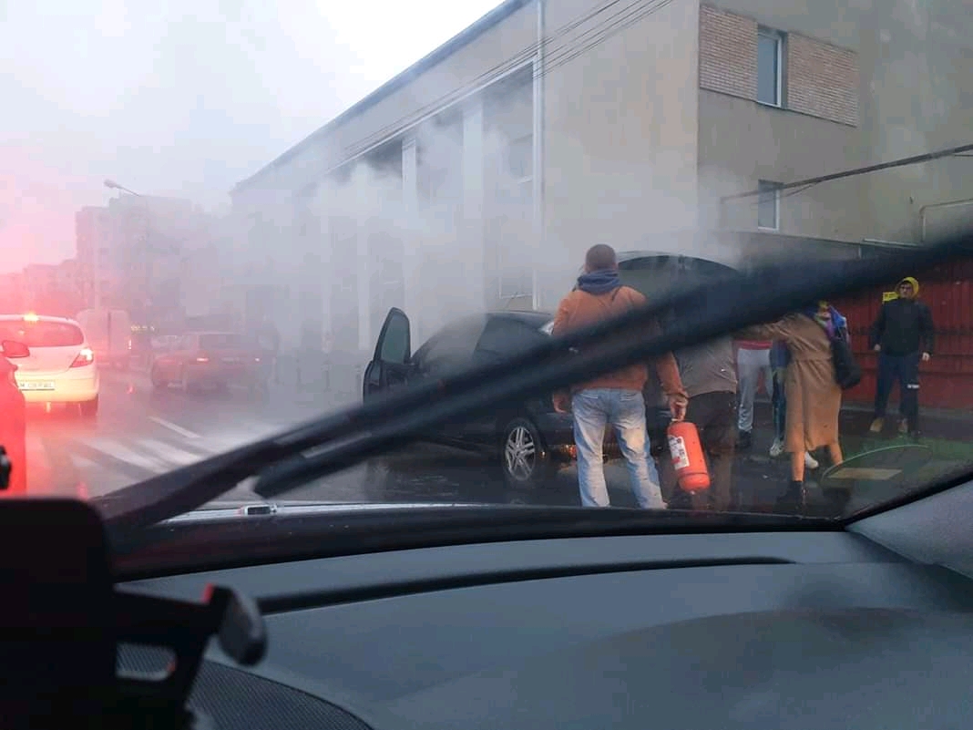 FOTO. O mașină a luat foc pe B-dul Blaga. Au intervenit două echipaje de pompieri