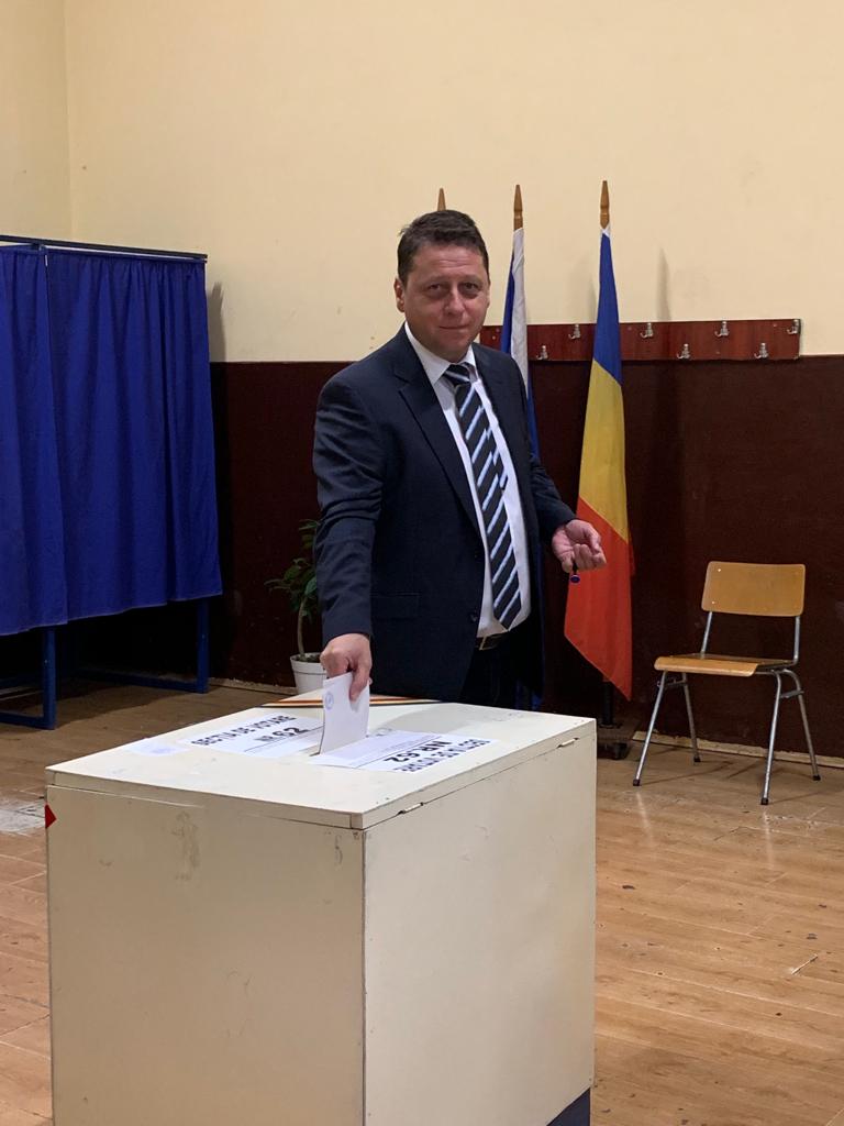 FOTO/VIDEO. Liberalii, la urne. Romeo Nicoară: "Am votat pentru o Românie mai bună"