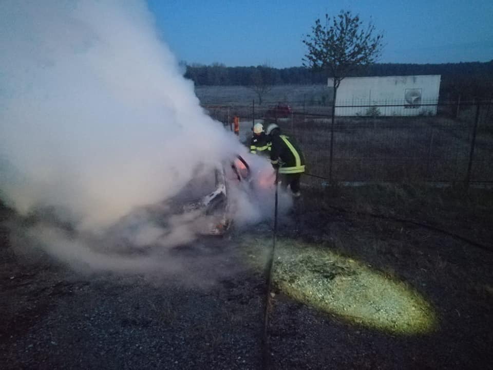 FOTO. Un automobil a fost cuprins de flăcări. Au intervenit pompierii