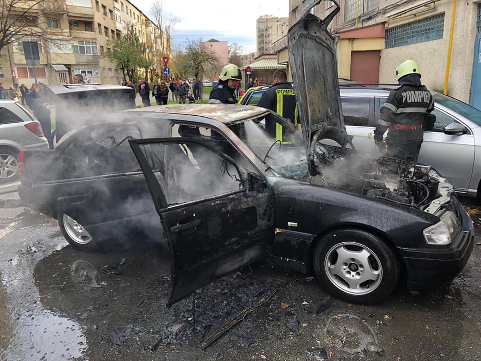 FOTO/VIDEO. Mașină cuprinsă de flăcări, în fața unui bloc. Au intervenit pompierii