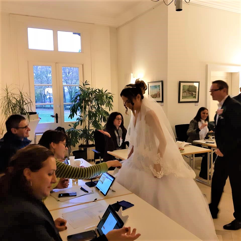 FOTOGALERIE. O mireasă a mers prima dată la secția de votare, apoi la nuntă