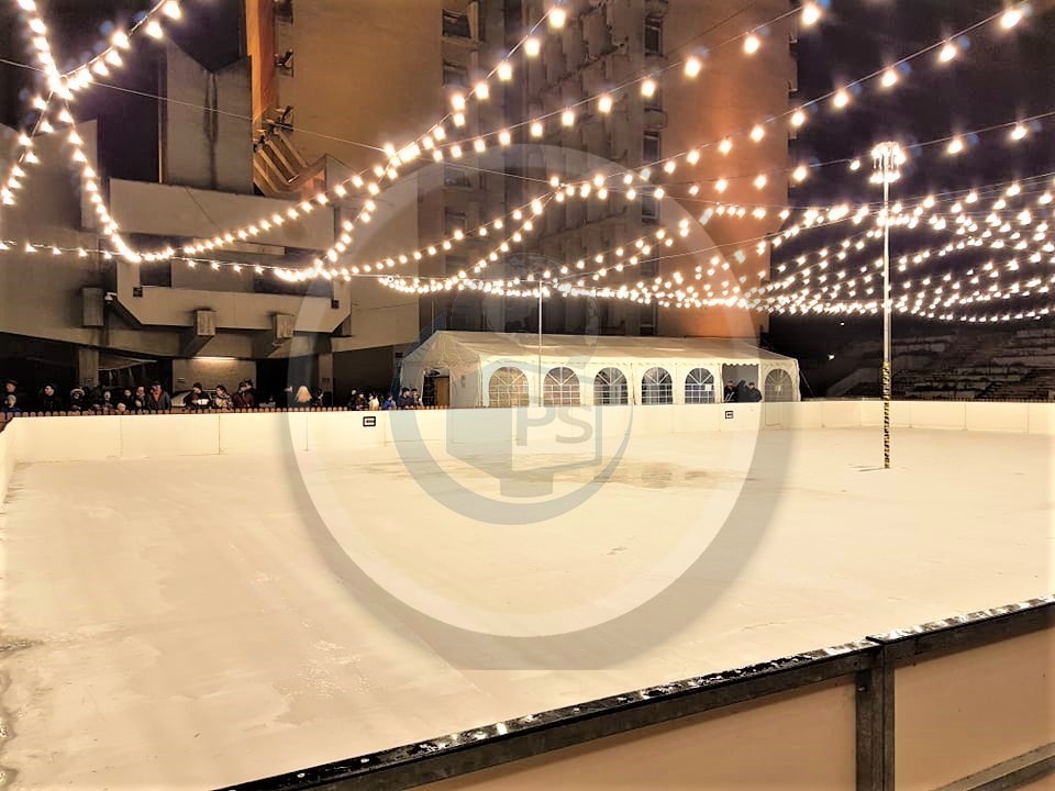 FOTO. Iluminatul festiv a fost aprins. Când se dă startul distracției pe gheață