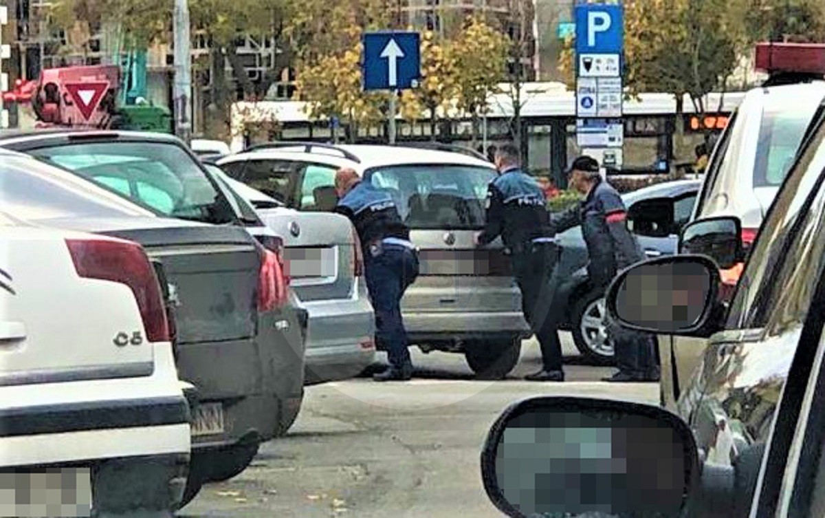 FOTO. Polițiștii gentlemeni. Au sărit în ajutorul unei șoferițe, cu mașina defectă