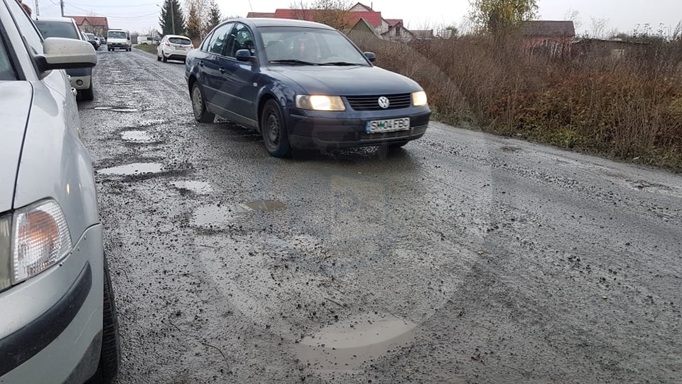 Șoferii, puși să reducă viteza ca să nu strice drumul. Poliția cere udarea carosabilului