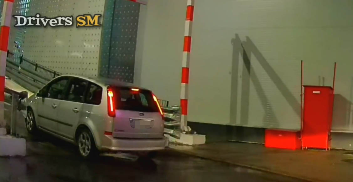 VIDEO. Mr. Bean, în vizită la mall-ul NEPI Satu Mare. Greu cu rampa spre parcare