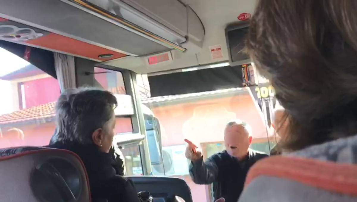 FOTO. Pasageră agresată și jignită de șoferul unui autobuz, pe ruta Satu Mare - Cluj