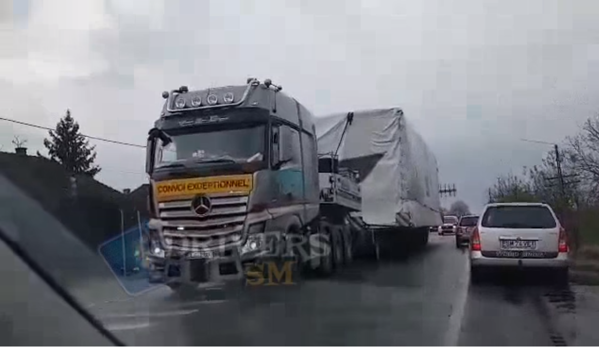 VIDEO. Transportul agabaritic a trece prin  județul Satu Mare. Imagini surprinse la Botiz