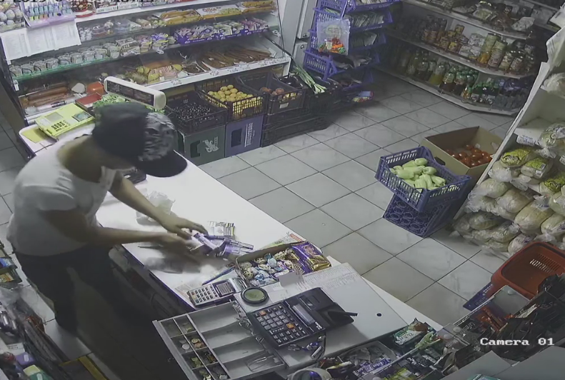 Tupeu, nu glumă! Se fură bani în plină zi din magazinele din municipiul Satu Mare