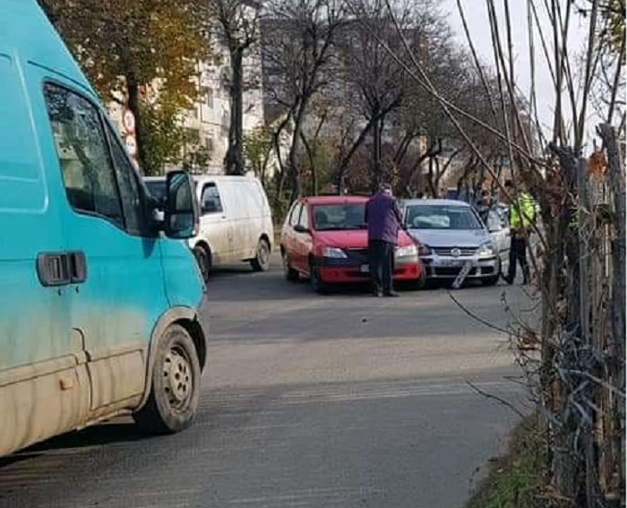 FOTO. Accident în Micro 15. Impact între două mașini, Poliția la fața locului