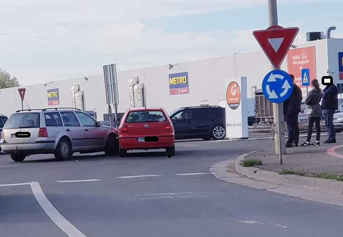 FOTO. Accident pe Drumul Careiului. Discuții pe marginea drumului, trafic încurcat