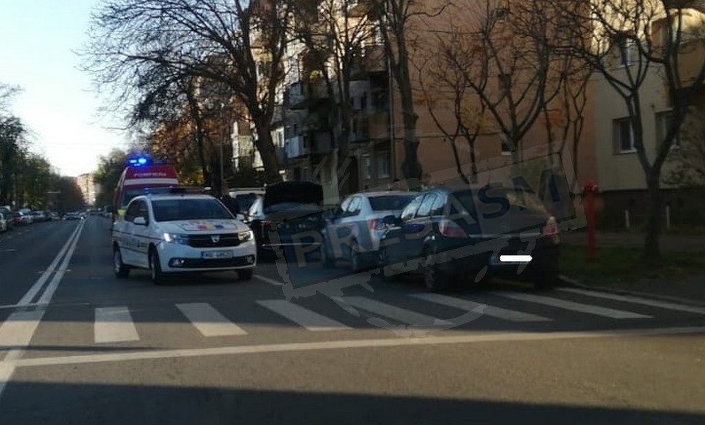 FOTO/VIDEO. Accident tragi-comic în Micro 17. Biciclist lovit cu portiera de un șofer
