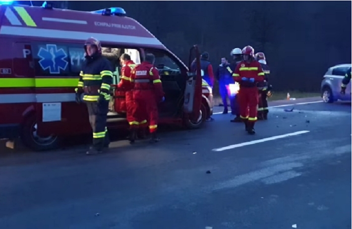 A intrat pe contrasens, a lovit o mașină și a fugit. Doi minori au fost răniți