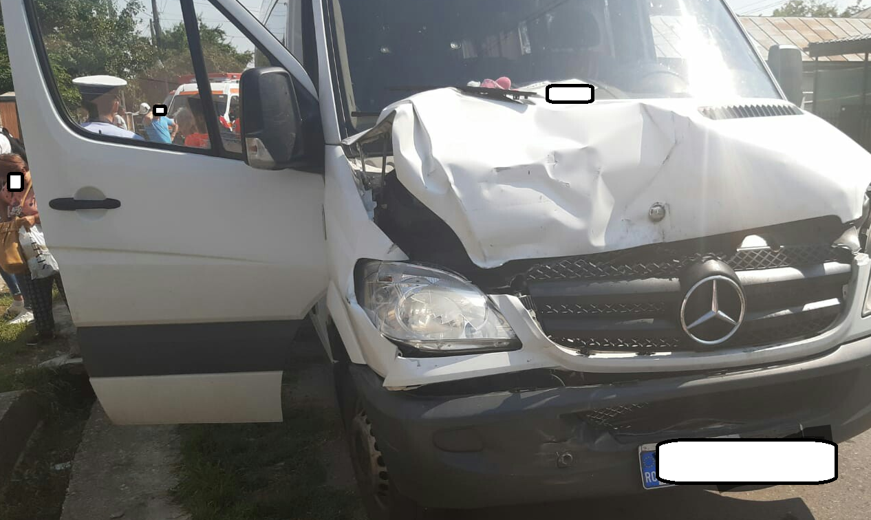 Accident în lanț, cu trei microbuze, pe DN 19. Ghinion curat pentru o firmă de transport