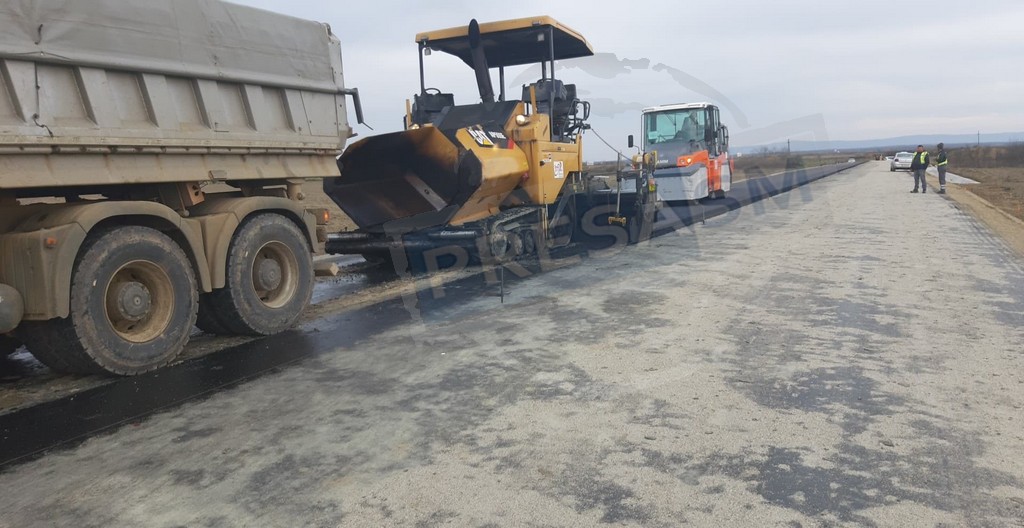 FOTO/VIDEO. Moment istoric! S-a pus primul strat de asfalt pe centura Sătmarului!