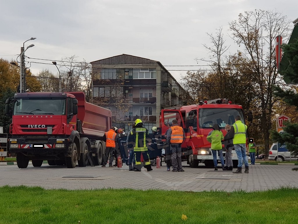 FOTO/VIDEO. Incendiu la camion, șoferul a intrat TOCMAI în benzinărie, pe Drumul Careiului