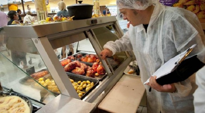 Amendă zdravănă pentru un fast-food din județul Satu Mare. Și un restaurant s-a trezit cu amendă după verificările DSVSA