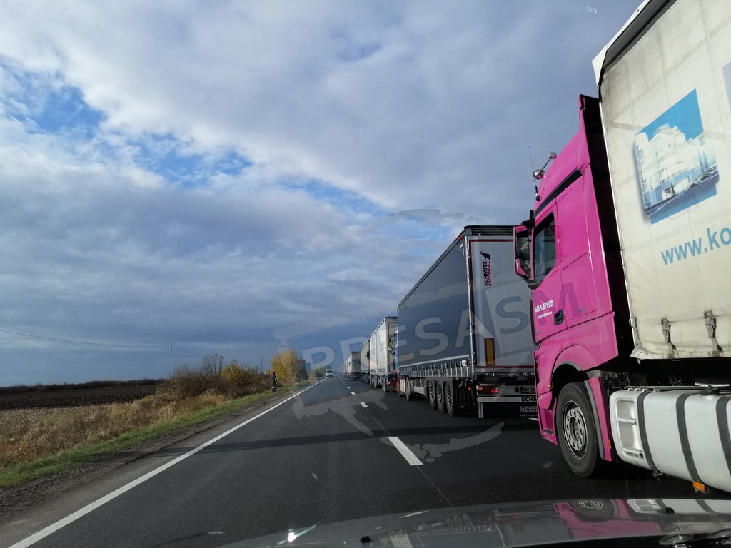 VIDEO. Aglomerație infernală spre Petea! Cozi de peste 7 km, până lângă Satu Mare