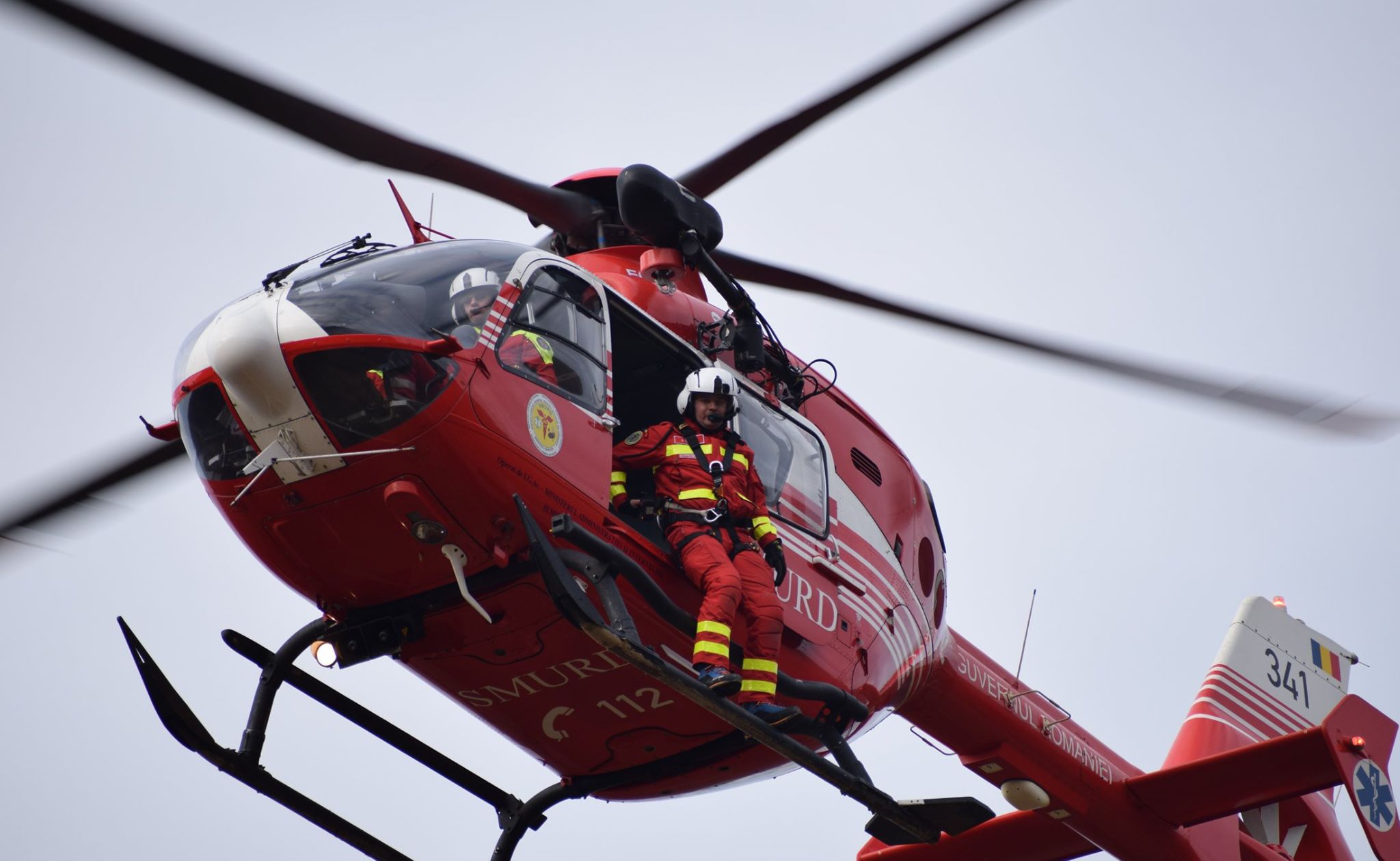 FOTOGALERIE. Curenții de aer au pus probleme elicopterului SMURD în Țara Oașului