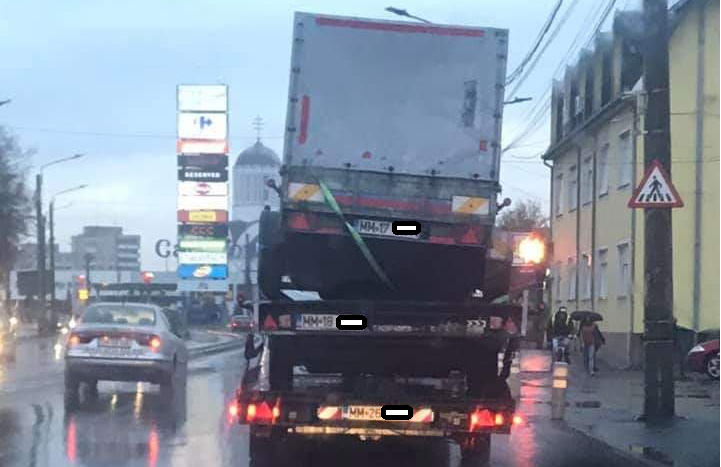 FOTO. Bombă în trafic. Transport de cascadorii râsului în municipiul Satu Mare