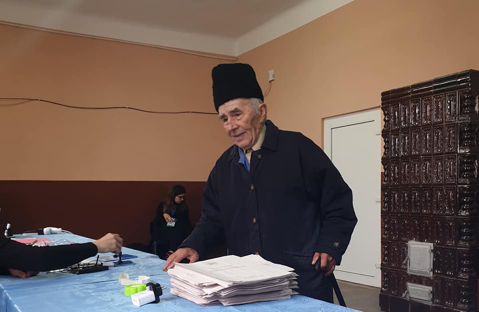 FOTO. Un bătrânel (85 de ani) a mers cinci km pentru a vota, pentru „mama Românie”