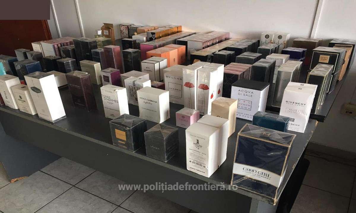 FOTO. Sute de parfumuri confiscate la PTF Petea. ”Fake”-uri vândute ca originale