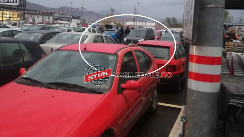 FOTO. O femeie și un bărbat, din Satu Mare, reținuți de mascați în parcarea unui supermarket