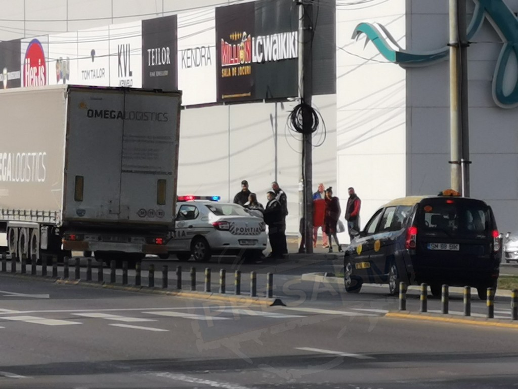 Aglomerația din Satu Mare face victime. Un pieton a spart o mașină, după ce șoferul a oprit pe zebră