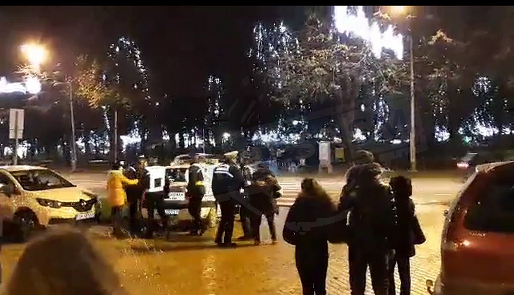 VIDEO. Scandal după aprinderea iluminatului. Mai multe persoane duse la Poliția Locală