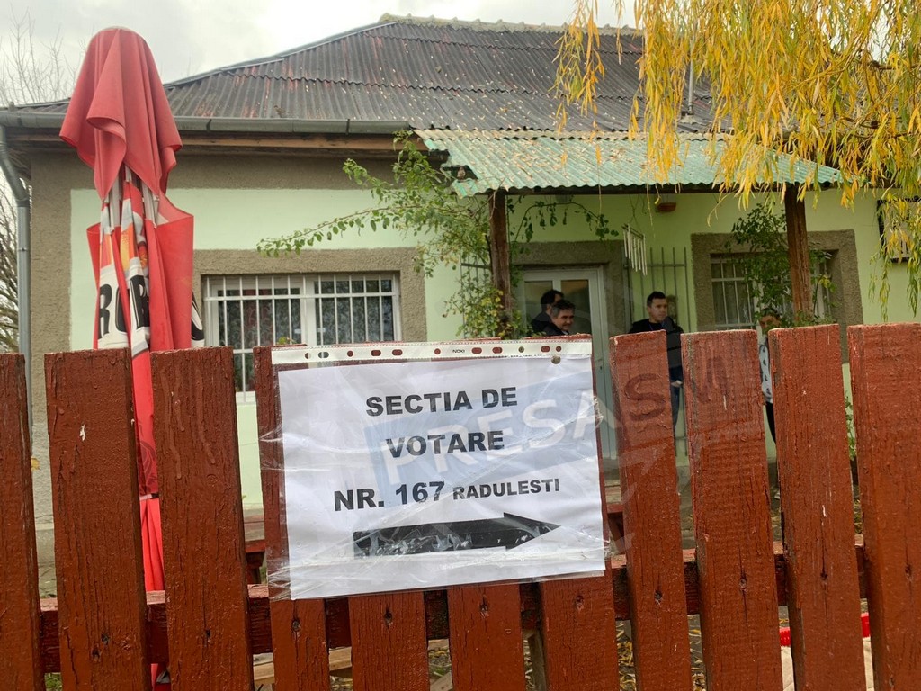 FOTO. Cele mai ciudate secții de votare din județul Satu Mare: bar, containere sau cămin de bătrâni