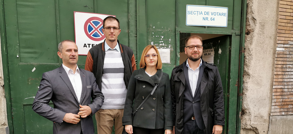 FOTO/VIDEO. Liderii USR Satu Mare, primii la vot: ”Sperăm să iasă cât mai mulți la vot, să facem schimbarea”