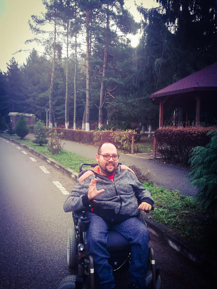 Segítsük együtt Bobbyt abban, hogy megvehesse új, speciális elektromos kerekesszékét