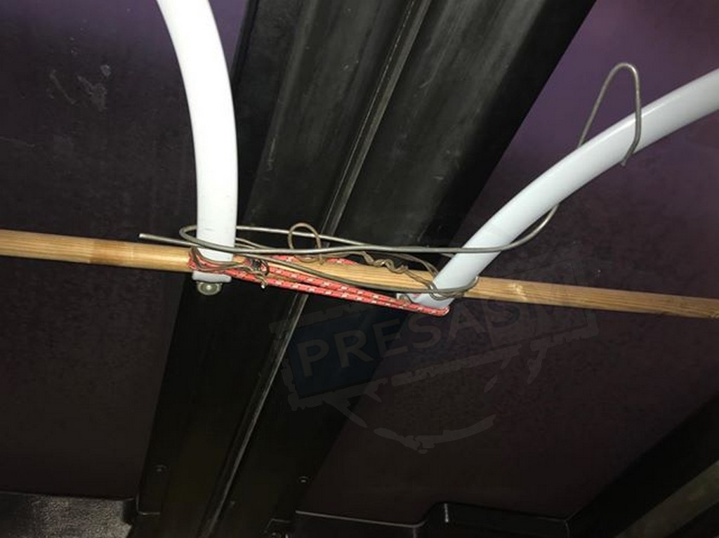 FOTO. Sătmarul minunilor! Ușă de autobuz, asigurată ”Flinstone style”