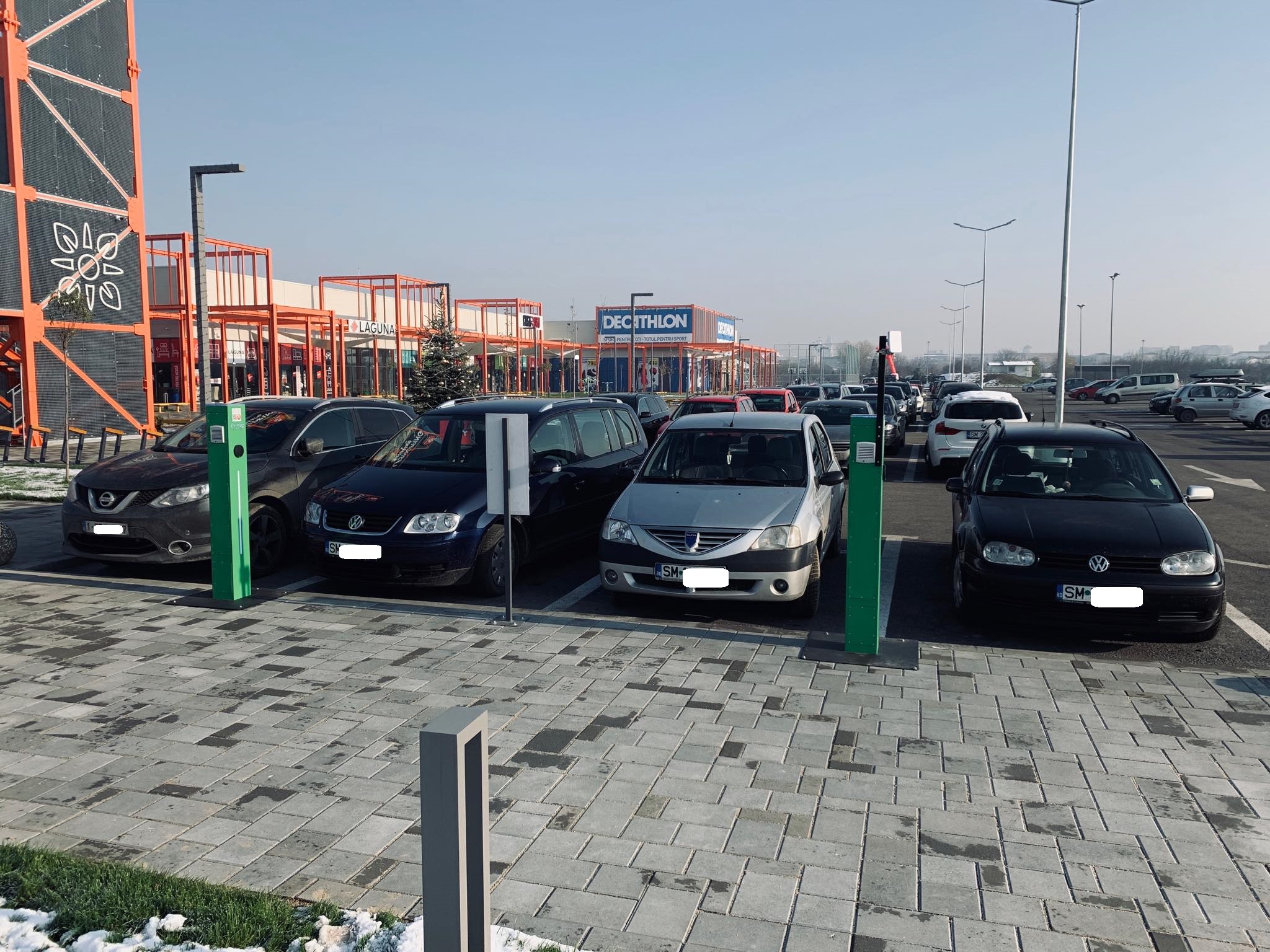 FOTO. Ca la noi, la nimeni! Parcările pentru mașini electrice, ocupate de alte autoturisme