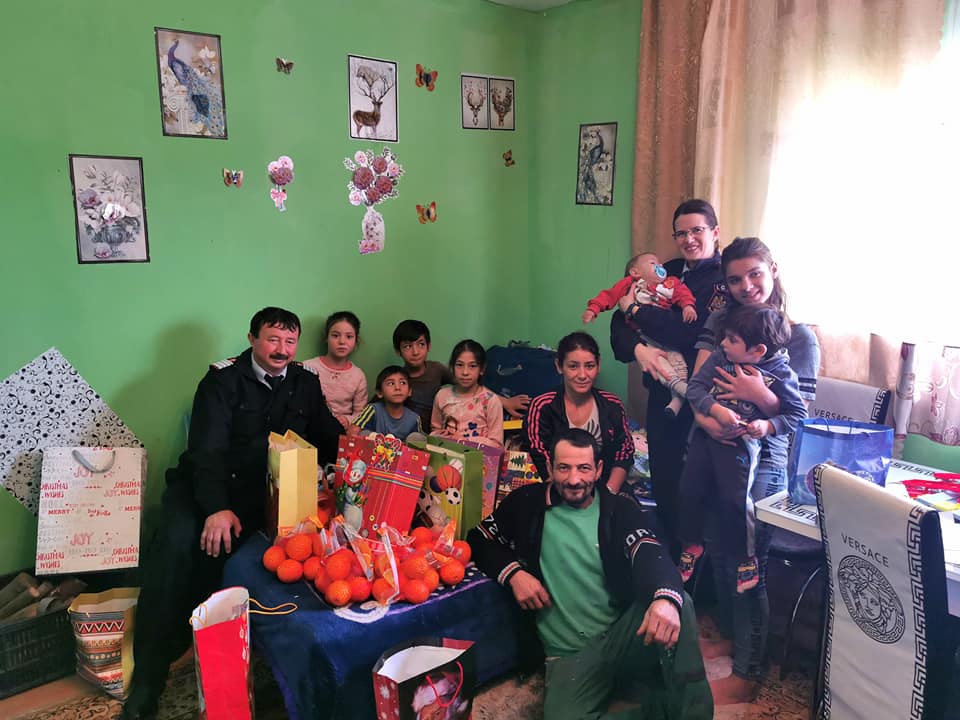 FOTO. Pompierii sătmăreni, spiridușii Moșului. Șapte frățiori au primit cadouri!