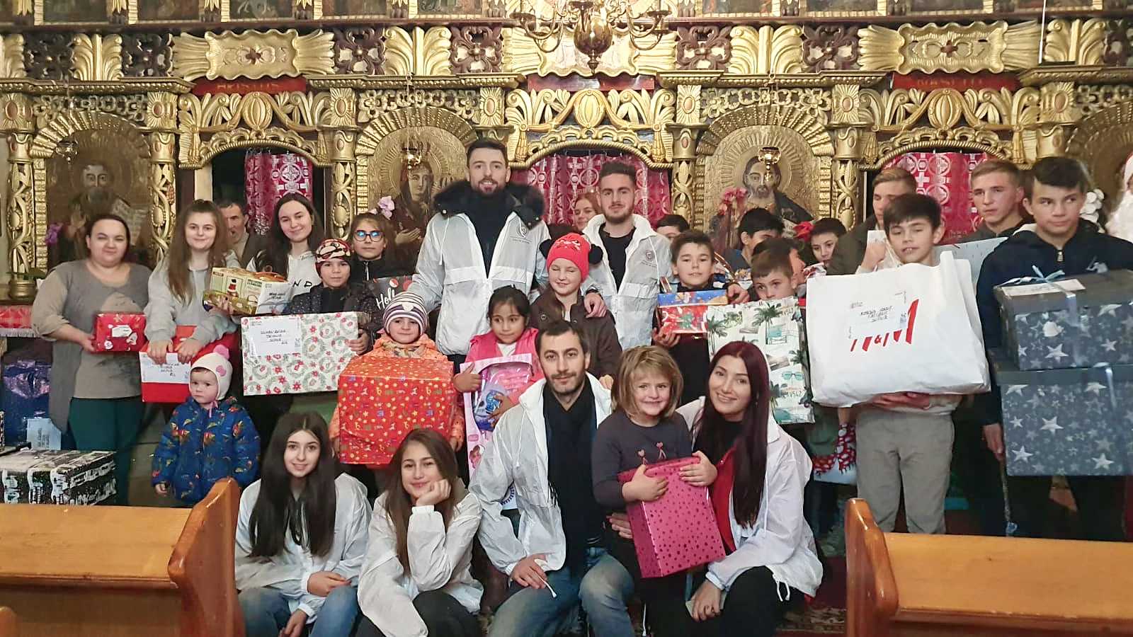 VIDEO. Sute de copii orfani și nevoiași au primit cadouri de la voluntari!