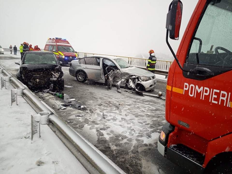 FOTOGALERIE. Accident grav între Satu Mare și Carei! Doi răniți, la Urgență