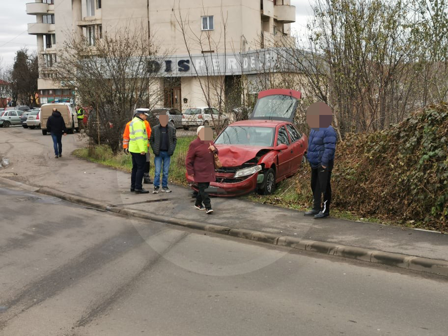 FOTO/VIDEO. Accident pe Podul Decebal. O mașină a spart un ”gard”, victimă la spital