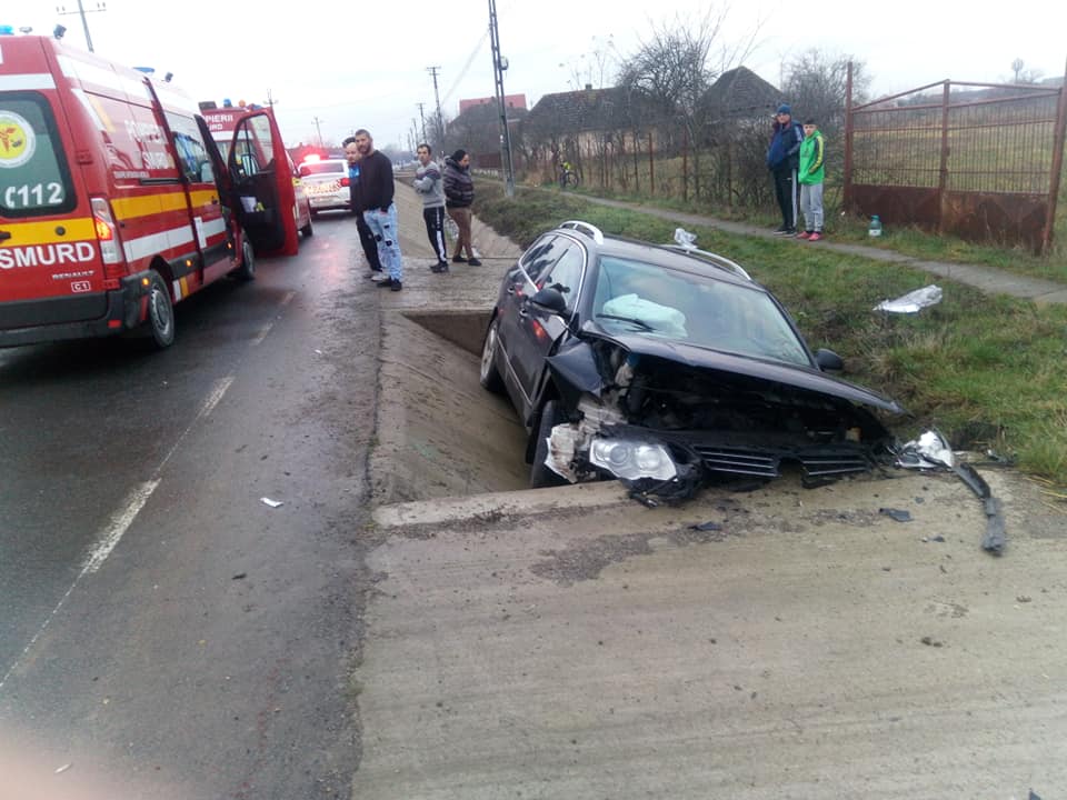 FOTO. Accident grav în județ. Mașina s-a izbit de un cap de pod. Patru tineri, la spital