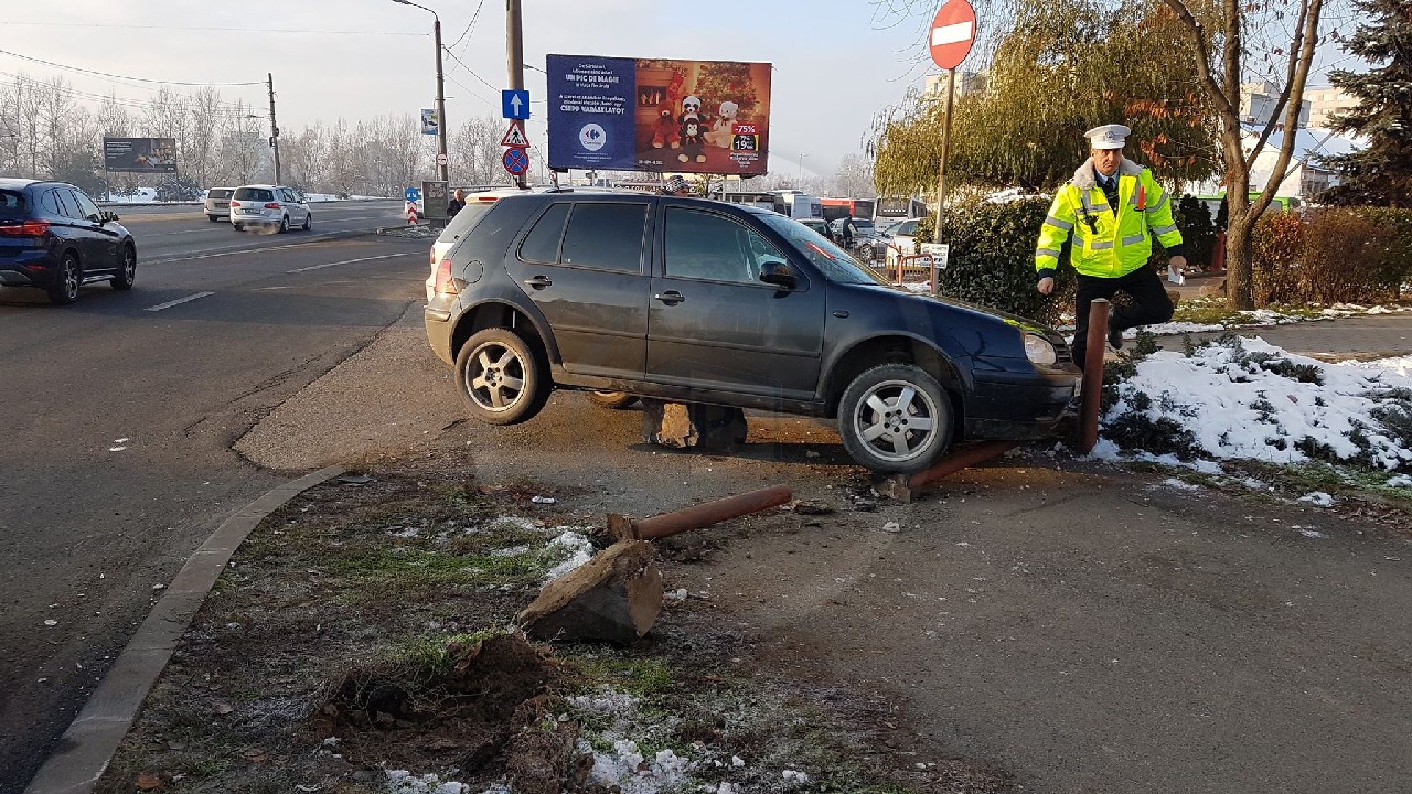 FOTO/VIDEO. Accident la Finanțe. La un pas să intre cu mașina în clădire